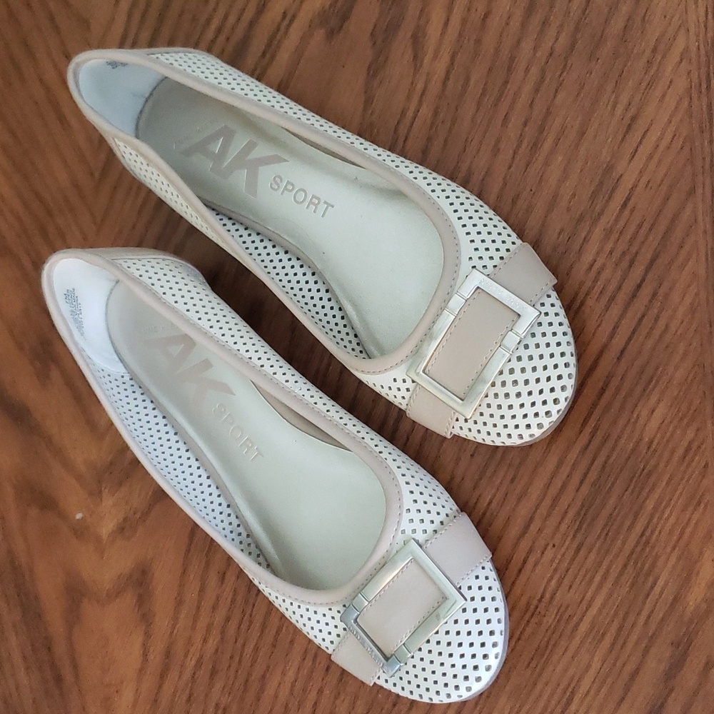 Anne Klein tan and ivory ballet flats 7M